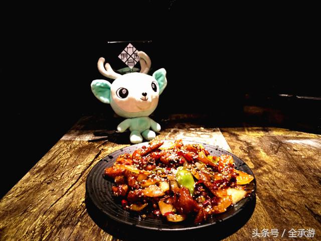 吃烧烤遇上路边歌唱,吃在承德