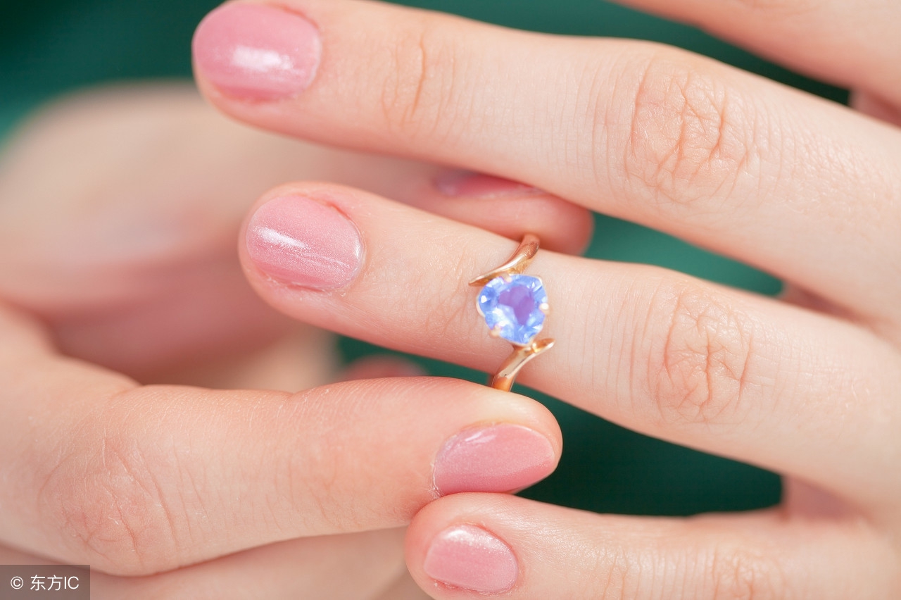 女生的婚戒和订婚戒指戴哪个手指,结婚戒指戴在哪只手才是正确的