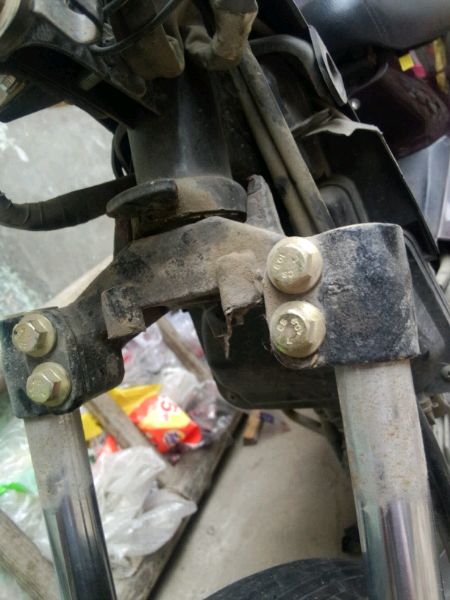 摩托车走起来车把左右摇摆咋回事,摩托车行驶中为什么后轮会跑偏