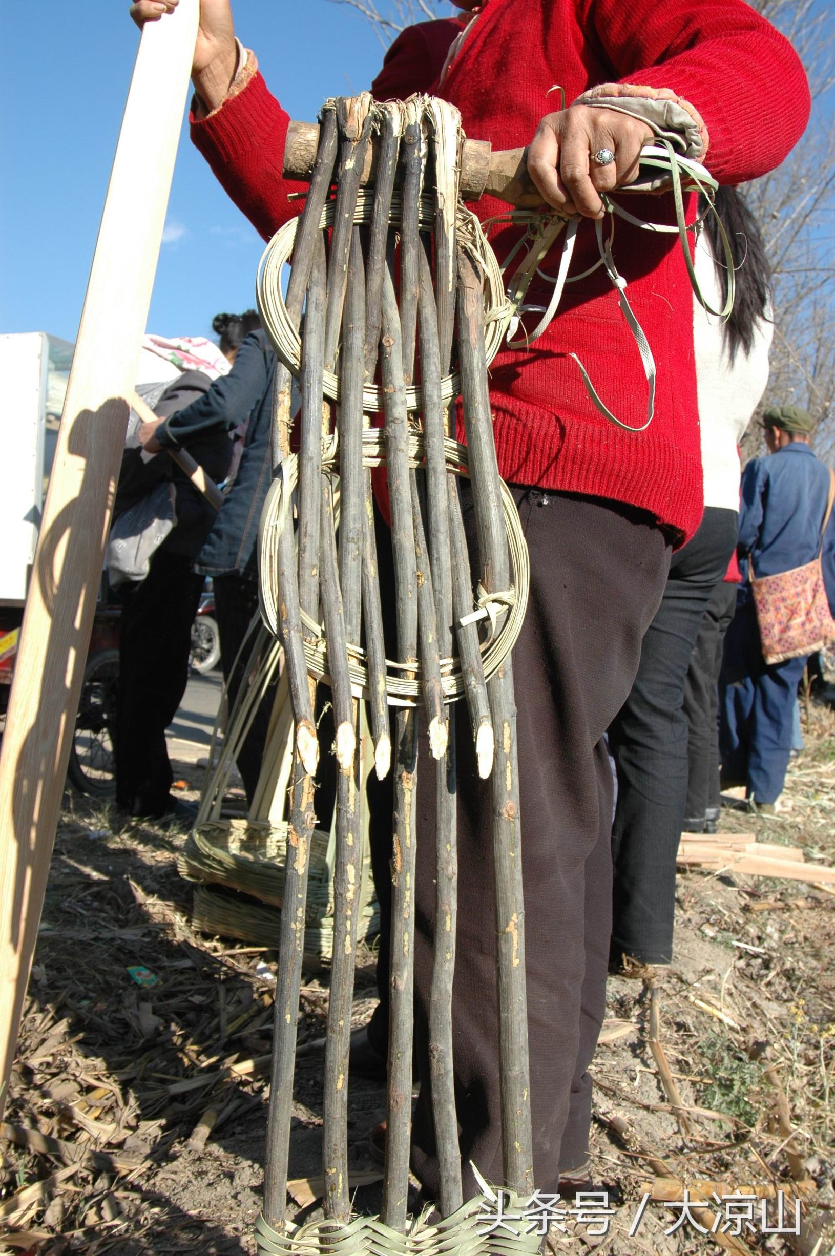 元宵节,是凉山传统农具交易日——德昌赶草坝场看你能认识多少农具?