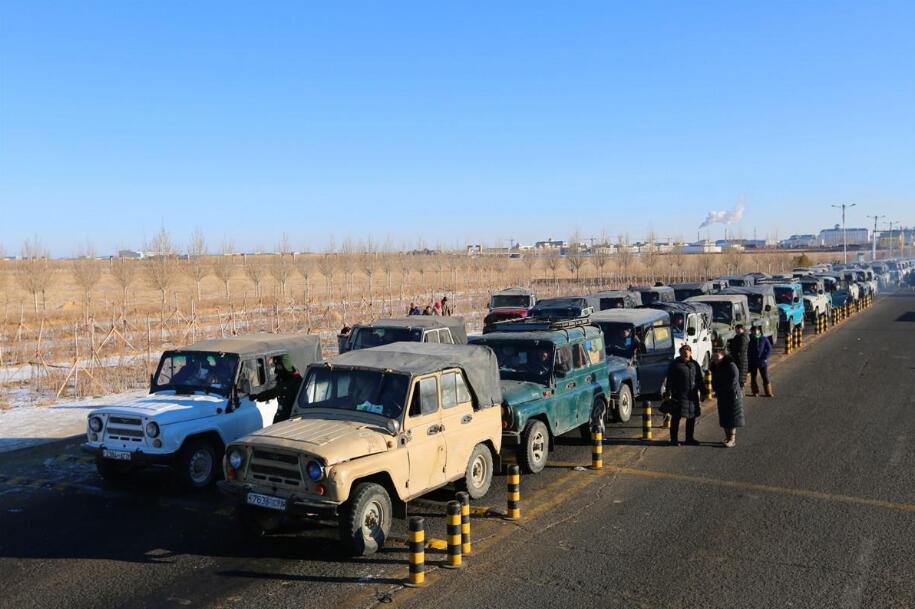 蒙古国开卡车到中国排队,蒙古国人来到中国发达城市