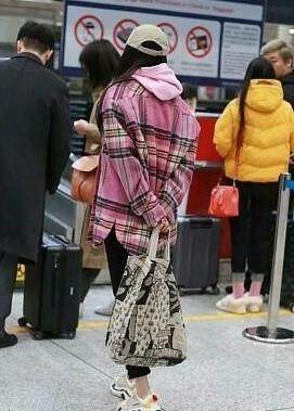 杨幂元宵节机场,杨幂出席活动腿细成竹竿