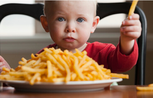 母乳宝宝积食怎么喂养,母乳奶瓶喂养会积食吗