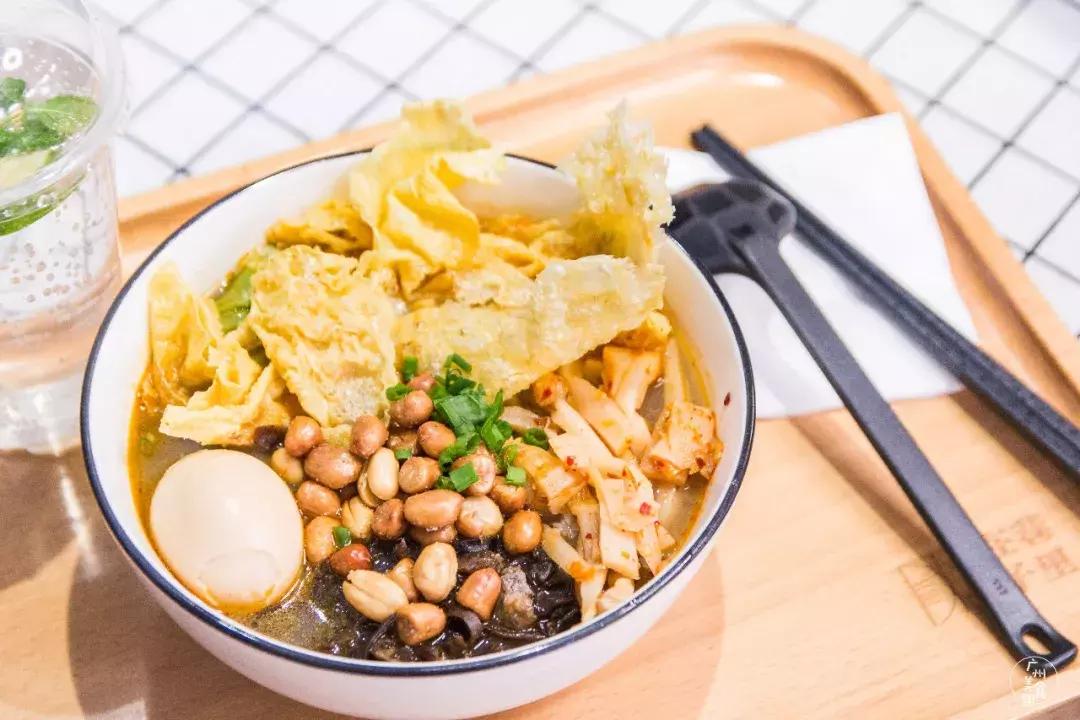 咖啡馆吃麻辣烫,咖啡馆里喝咖啡