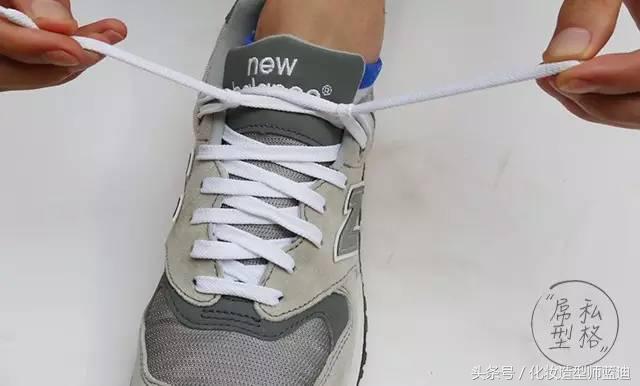 简单又不容易松的系鞋带小技巧,穿鞋带的方法教程慢动作双蝴蝶结