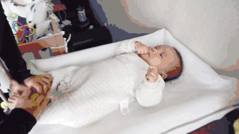 宝宝晚上胀气乱动可以安抚么,宝宝夜里胀气肚子疼