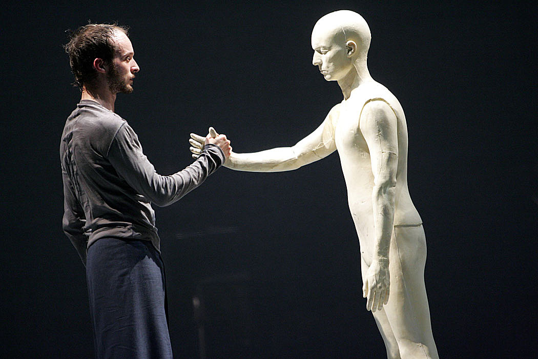 艺术家不仅与“硅胶假人”共舞，还与少林寺僧人合作《佛经》