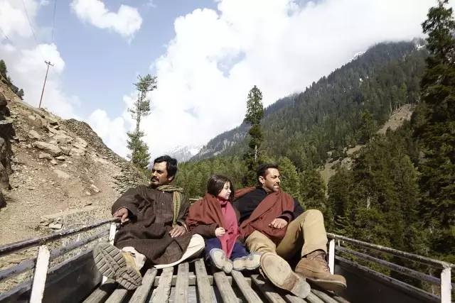 善良不用护照、单纯无需签证，猴神大叔满满爱心终将小萝莉带回家