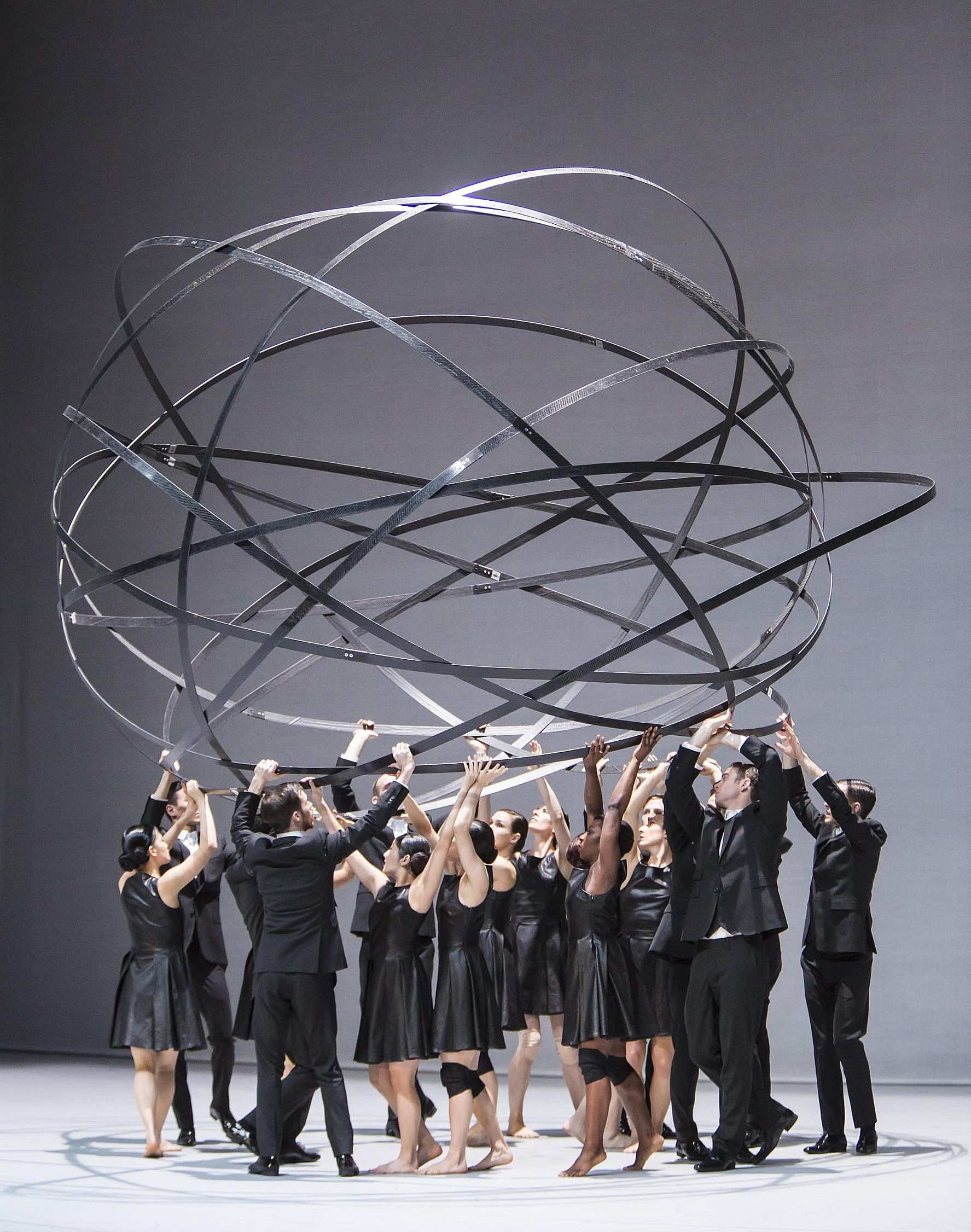 艺术家不仅与“硅胶假人”共舞，还与少林寺僧人合作《佛经》