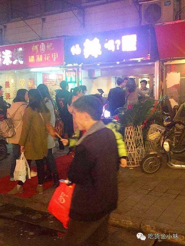 黄晓明来南京开店了？非常火爆还要任性的下午才营业！