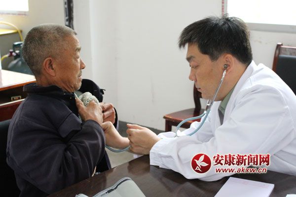 部队春节走访慰问贫困户巡诊送药,解放军军医为灾区群众检查送药