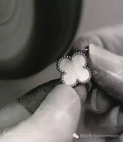 大家为什么喜欢梵克雅宝的四叶草,梵克雅宝luckyspring与四叶草谁保值