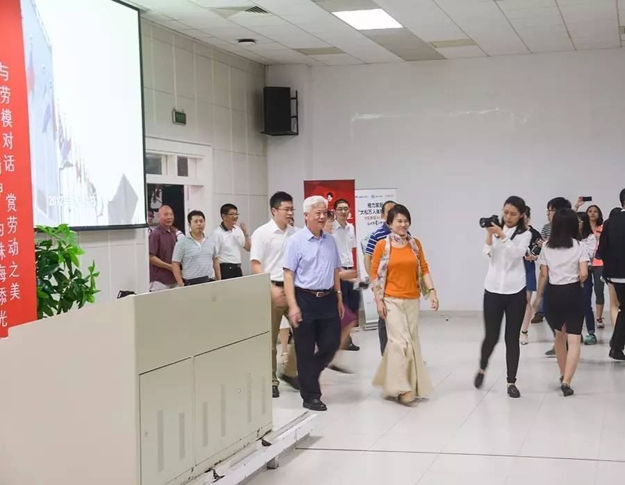 福布斯亚商权势女性董明珠女士,跟北师珠的同学分享了什么。