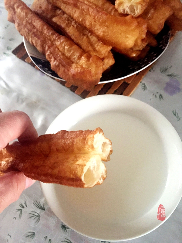 怎么炸牛奶油条又软又好吃,奶香小油条怎么炸出来又软又蓬松