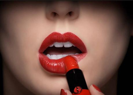 脸上用的酸类产品过期了还能用吗,过期产品还可以抹在脸上吗