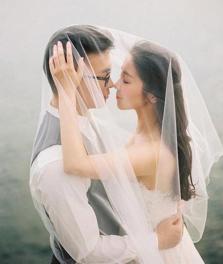 朝阳公园城堡婚纱照姿势大全,婚纱照外景河边拍照姿势大全