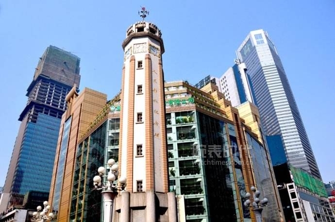 重庆解放碑附近劳力士手表店铺,解放碑上面的劳力士标志