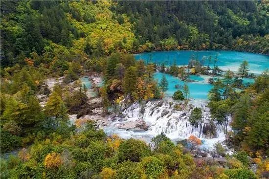 九寨沟震后形成新景观,人间仙境九寨沟震后依然山清水秀