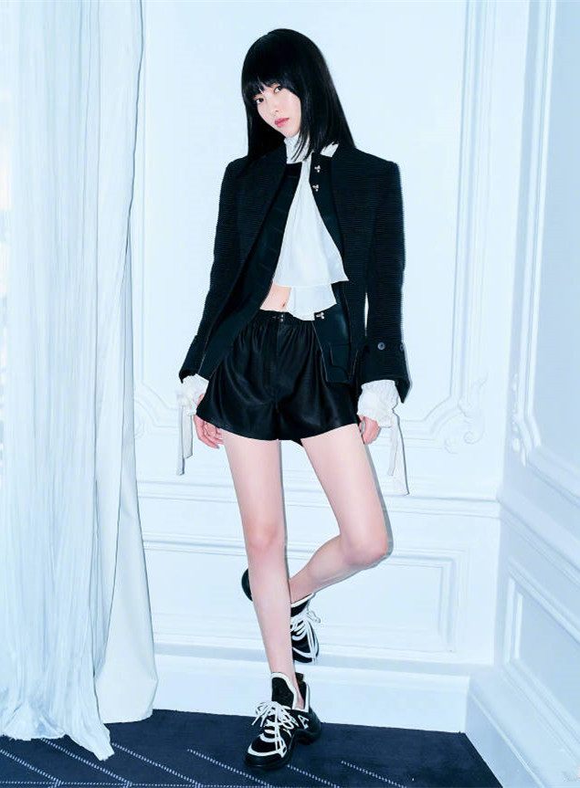 唐嫣2018年首秀亮相时装周实力圈粉，唐嫣性感小蛮腰大长腿抢镜