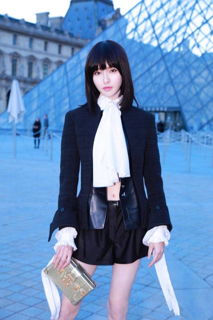 唐嫣2018年首秀亮相时装周实力圈粉，唐嫣性感小蛮腰大长腿抢镜