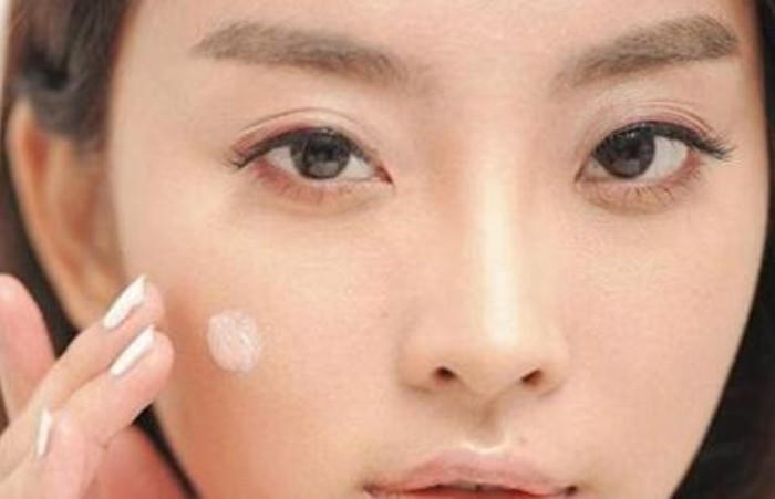 皮肤油不好化妆？学这几招妆容服帖又清爽