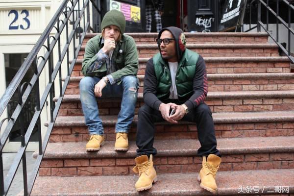 马丁靴会越穿越大吗,什么的马丁靴好看耐穿