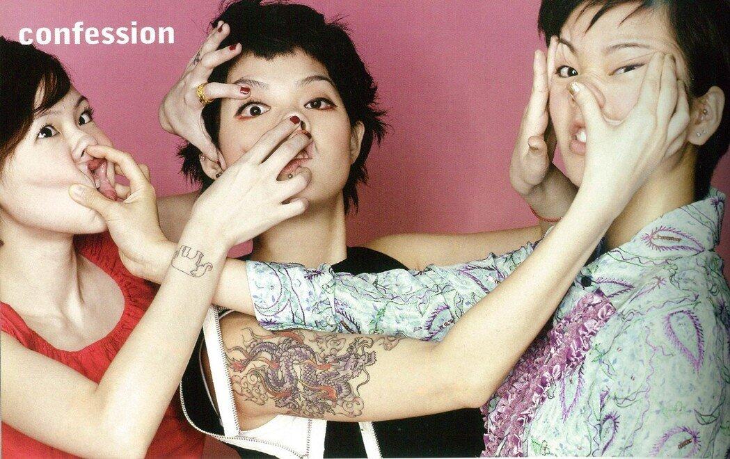 17年前小S范晓萱袭胸照曝光