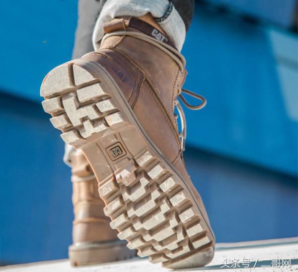 马丁靴会越穿越大吗,什么的马丁靴好看耐穿