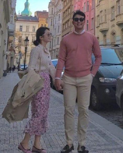 春季必试的情侣装搭配用桃花色为爱情加分！