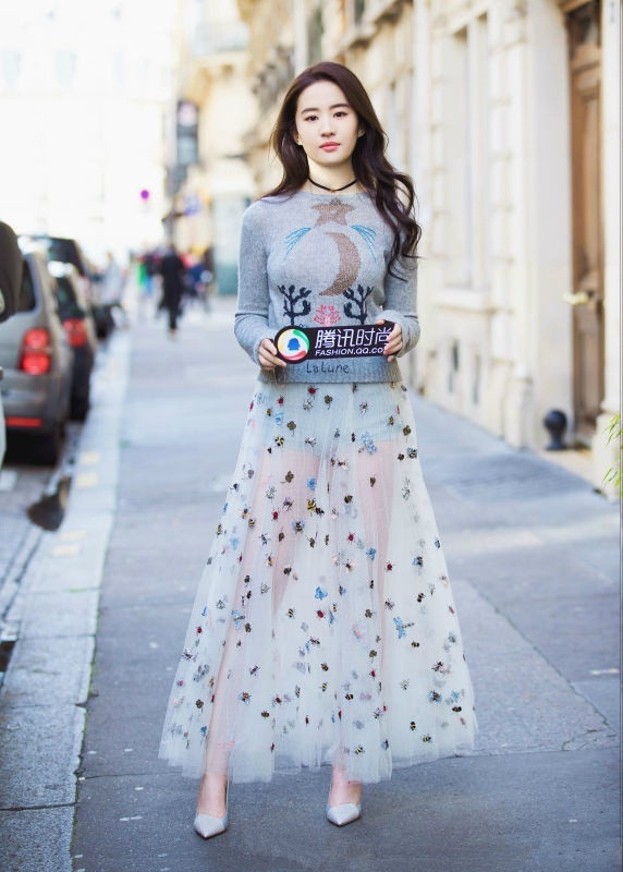 赵丽颖穿的白色露腰裤子,赵丽颖露腰上衣裤子穿搭