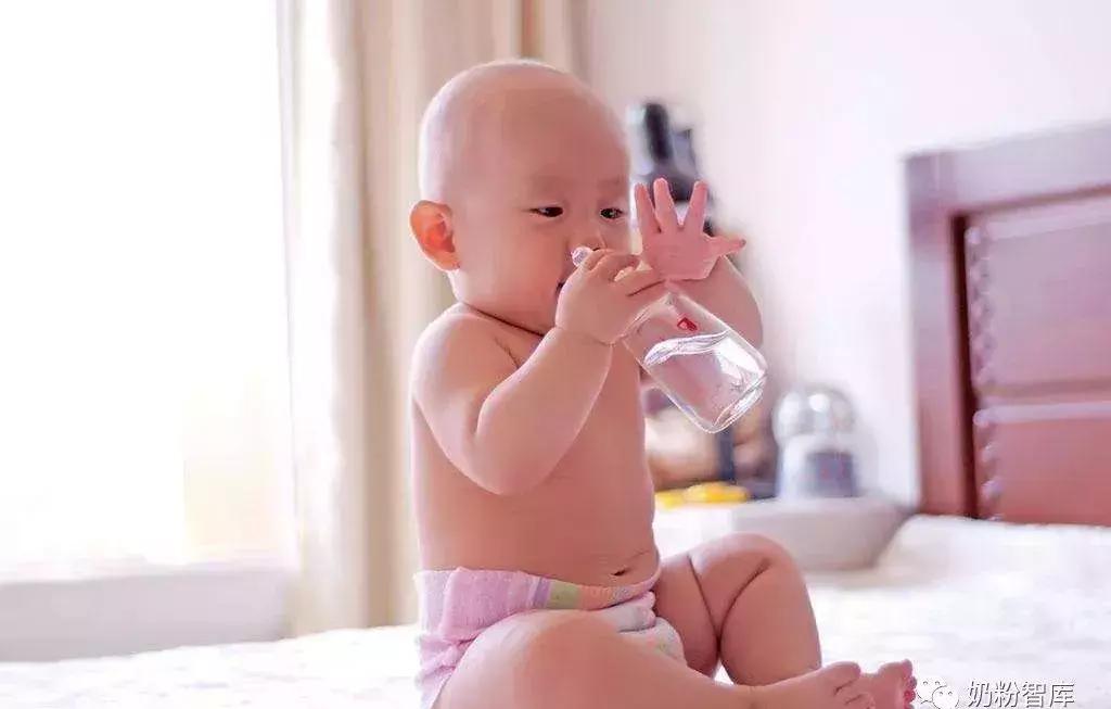 宝宝不爱喝水奶粉冲稀可以吗,喝奶粉的宝宝不爱喝水怎么办