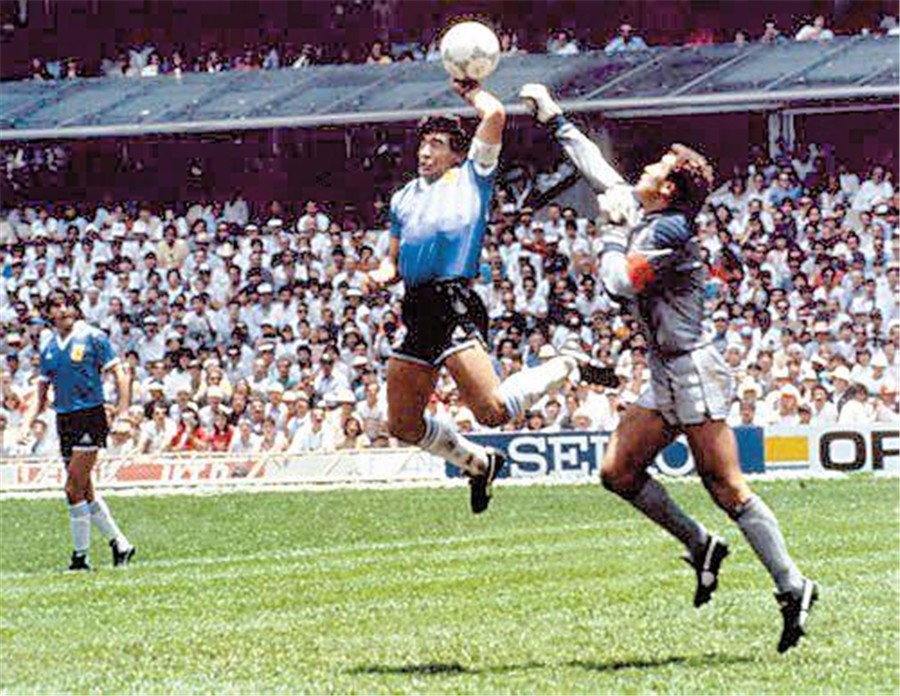 足球手球后一般怎么判罚,手球进攻有利怎么判罚