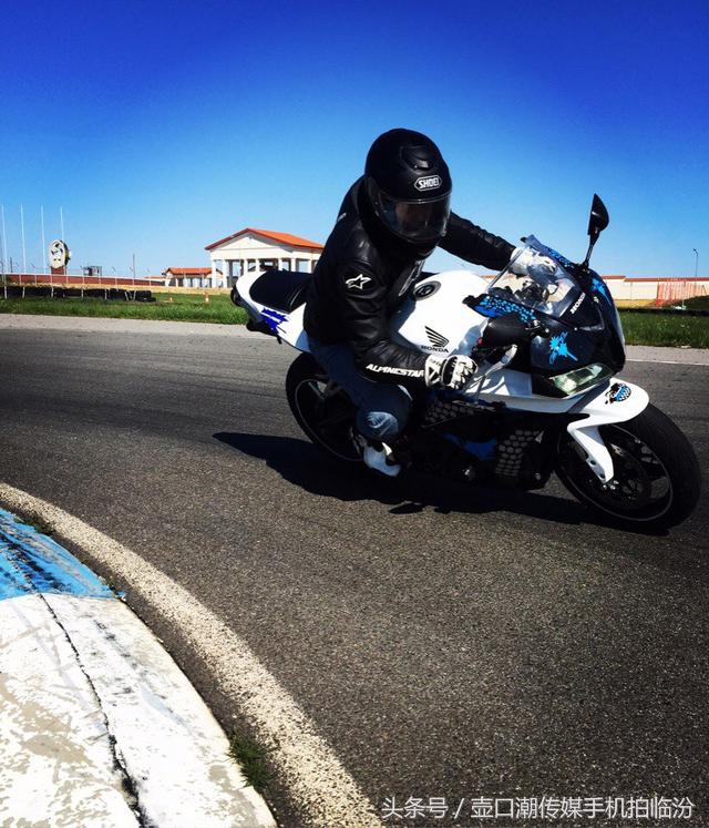 临汾：不买摩托的理由是怕挂档费鞋～十五元一双的鞋你会穿吗？