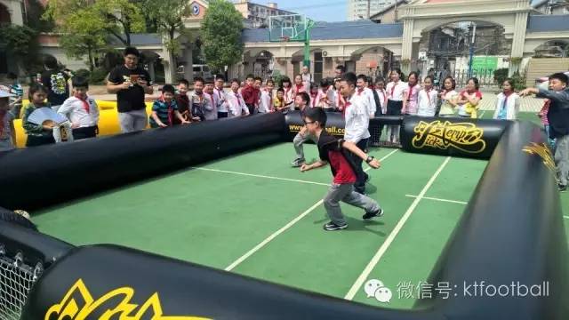 足球比赛小学生入场,少年足球开赛