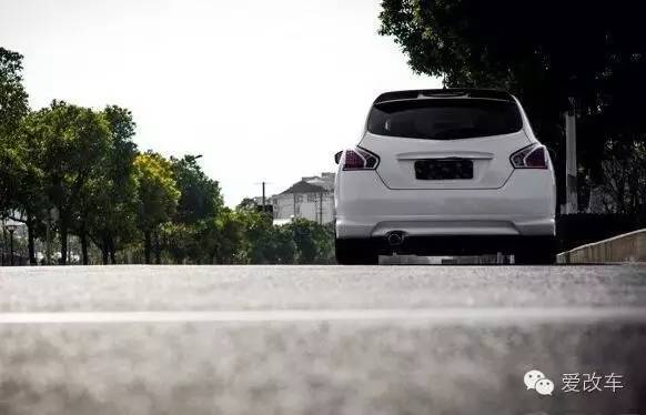 日产骐达中央扶手箱改装,日产的小精灵骐达改装案例