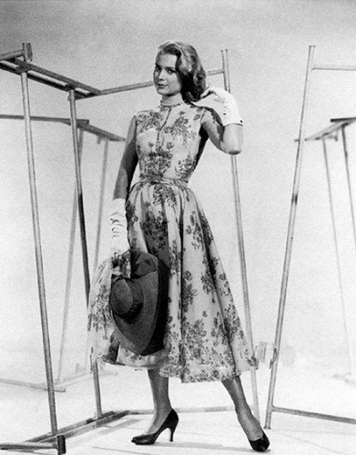 学摩纳哥王妃格蕾丝-凯利穿衣，简单搭配却美到别人翻白眼！