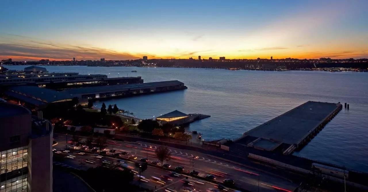 这个人在纽约最贵的地方，为穷人建了座金字塔