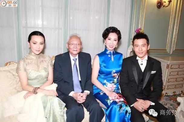 王思聪妈妈晚宴,王思聪妈妈同框