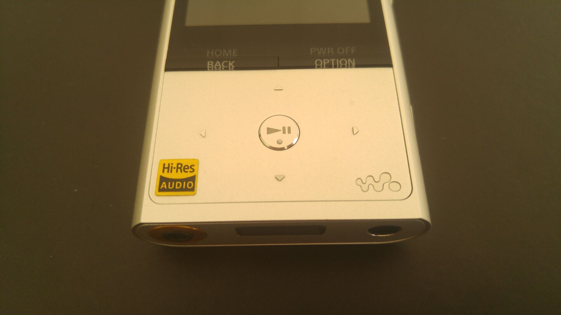 3000买个索尼a6000值不值,花1300买个耳机值得吗