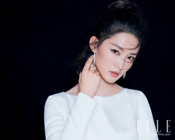 用ARTĒ点缀优雅与灵动李沁佩戴ARTĒ出席京东蝴蝶节“化蝶盛典”