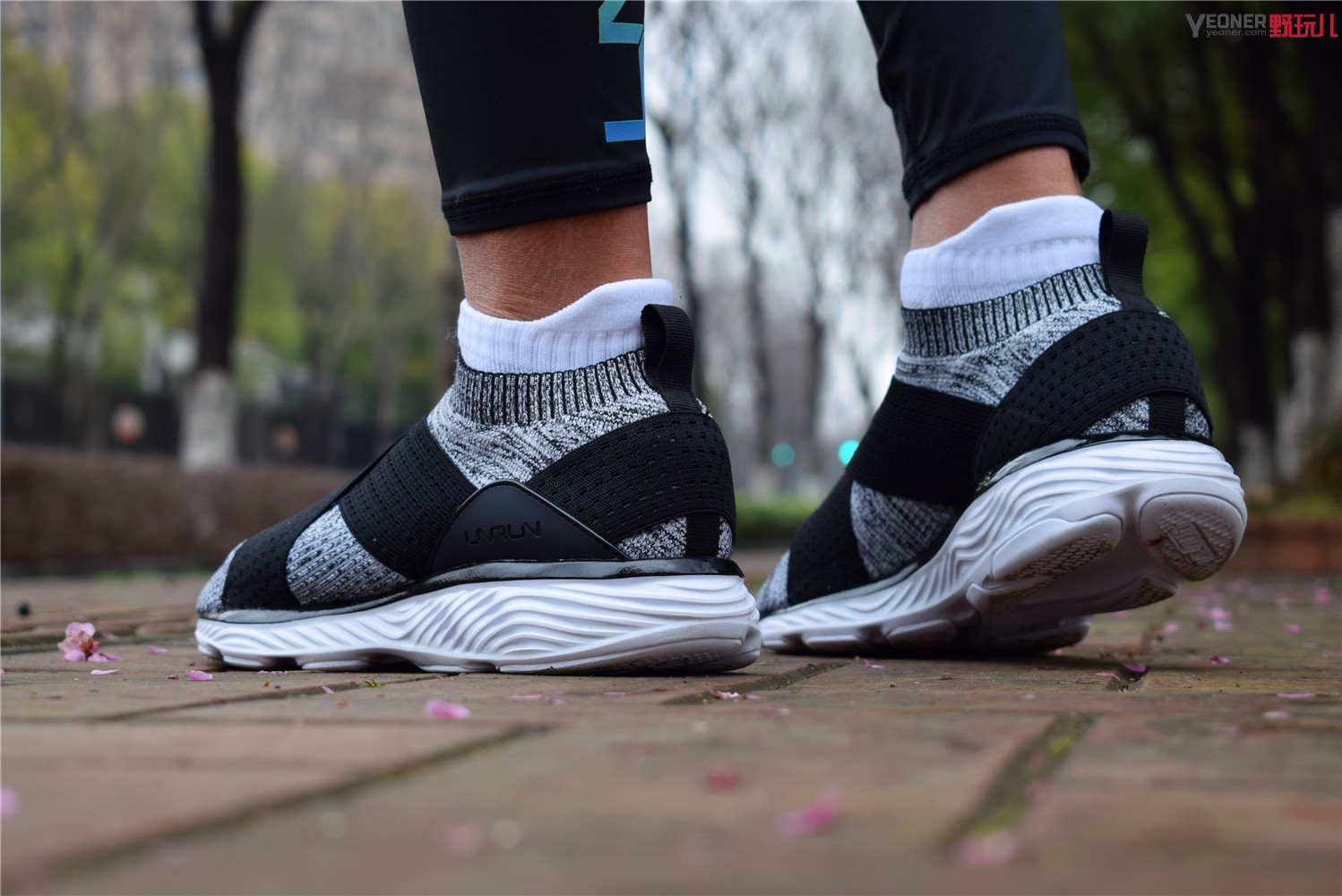 穿马拉松袜子跑步脚疼,李宁跑鞋袜套式