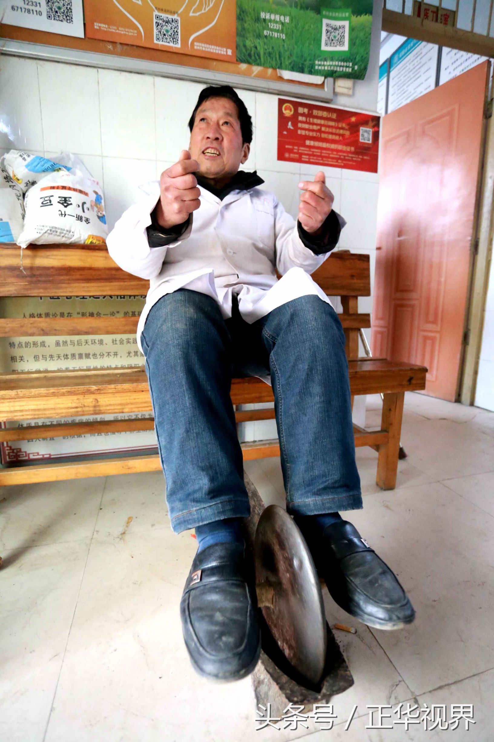 72岁老中医与残儿坚守乡村诊所,河南71岁老中医最新消息