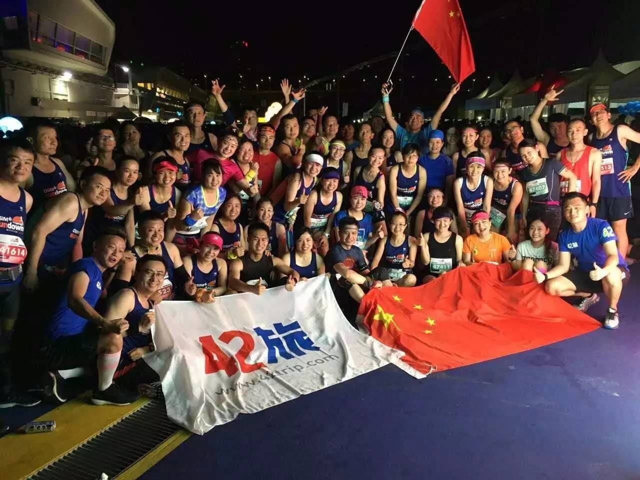 跑出一腿痱子热到炸裂!就这么铭记了新加坡日落马拉松的最美日出