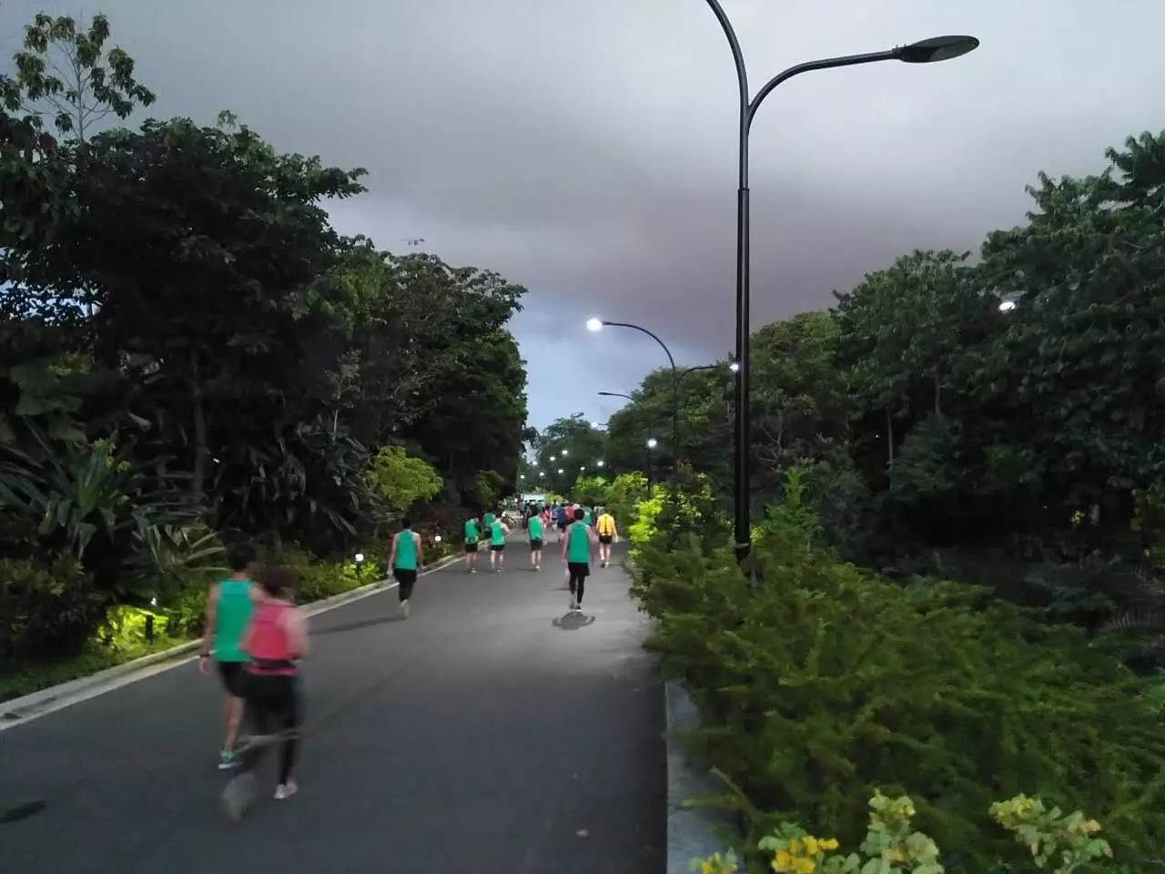 跑出一腿痱子热到炸裂!就这么铭记了新加坡日落马拉松的最美日出