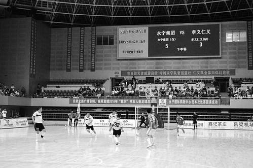 一人进五球,球场上小伙连进5球震撼全场