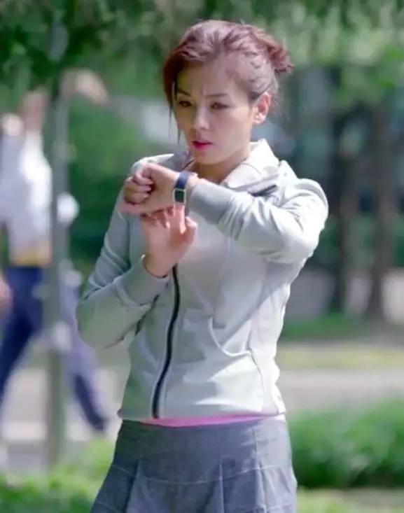 欢乐颂的安迪晨跑带的手表,欢乐颂安迪晨跑完给包总做早餐