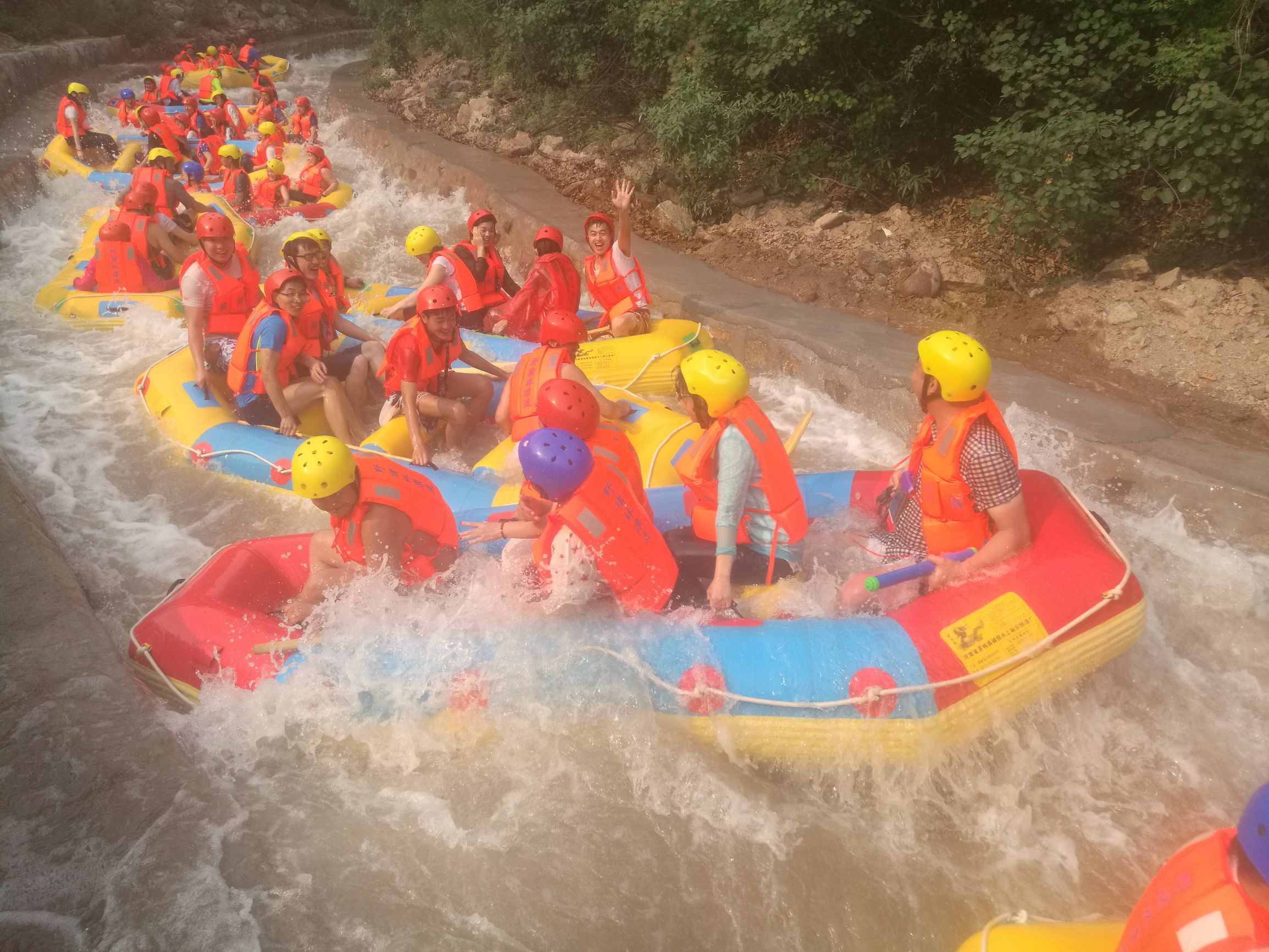 浪尖上的漂流完整版,黄河三峡景区野猪林漂流