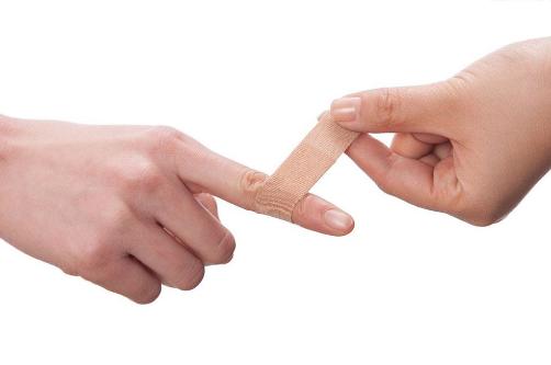 宝宝指甲老是刮脸怎么办,宝宝把自己脸上抓了一道疤