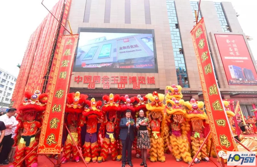 太壮观了!玉博城接待中心开放近万人围观,千万豪车、翡翠大秀、雄狮争霸激情上演