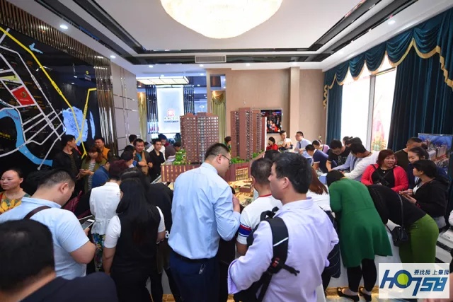 太壮观了！玉博城接待中心开放近万人围观，千万豪车、翡翠大秀、雄狮争霸激情上演